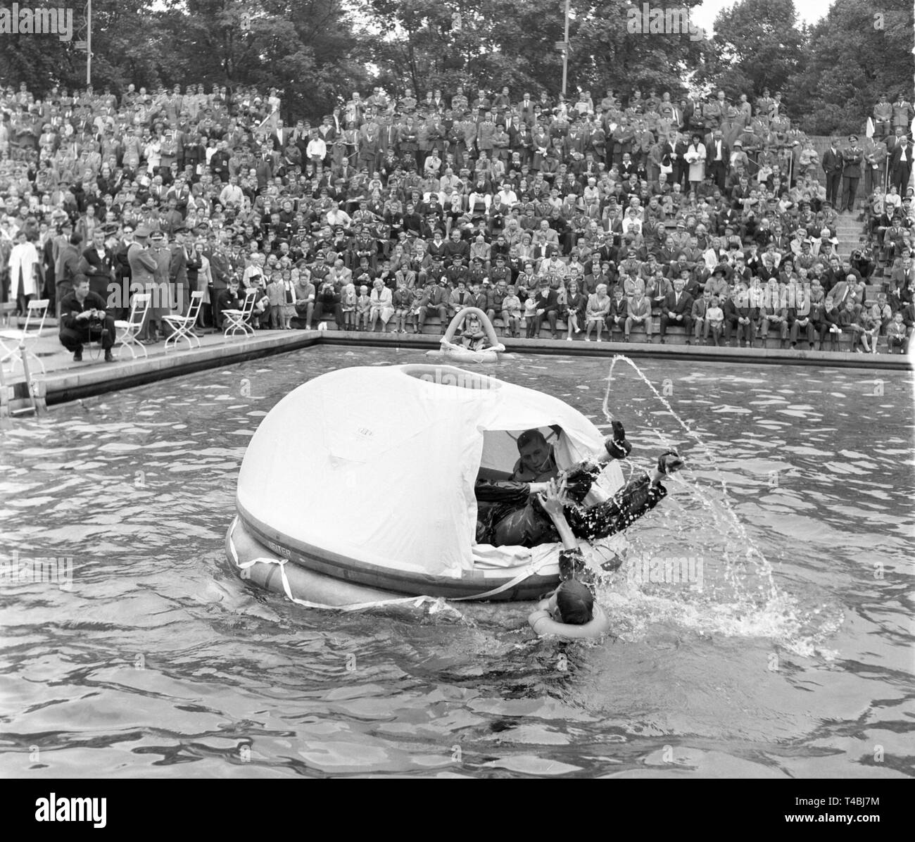 En un festival deportivo de la Escuela de Candidatos Oficial de las Fuerzas  Armadas Federales en Munich el 08 de septiembre de 1963, un bote salvavidas  (un bote de goma) para grandes
