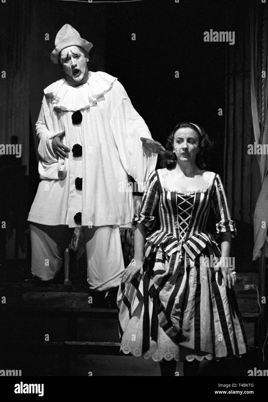 'Der Bajazzo" y "Cavalleria Rusticana" en producciones de Chargesheimer en la ópera de Colonia, el 08 de septiembre de 1963. A la izquierda, hay Herbert Schachtenschneider como Canio y Lieselotte Hammes como Nedda. Foto: Otto Noecker dpa | uso en todo el mundo Foto de stock