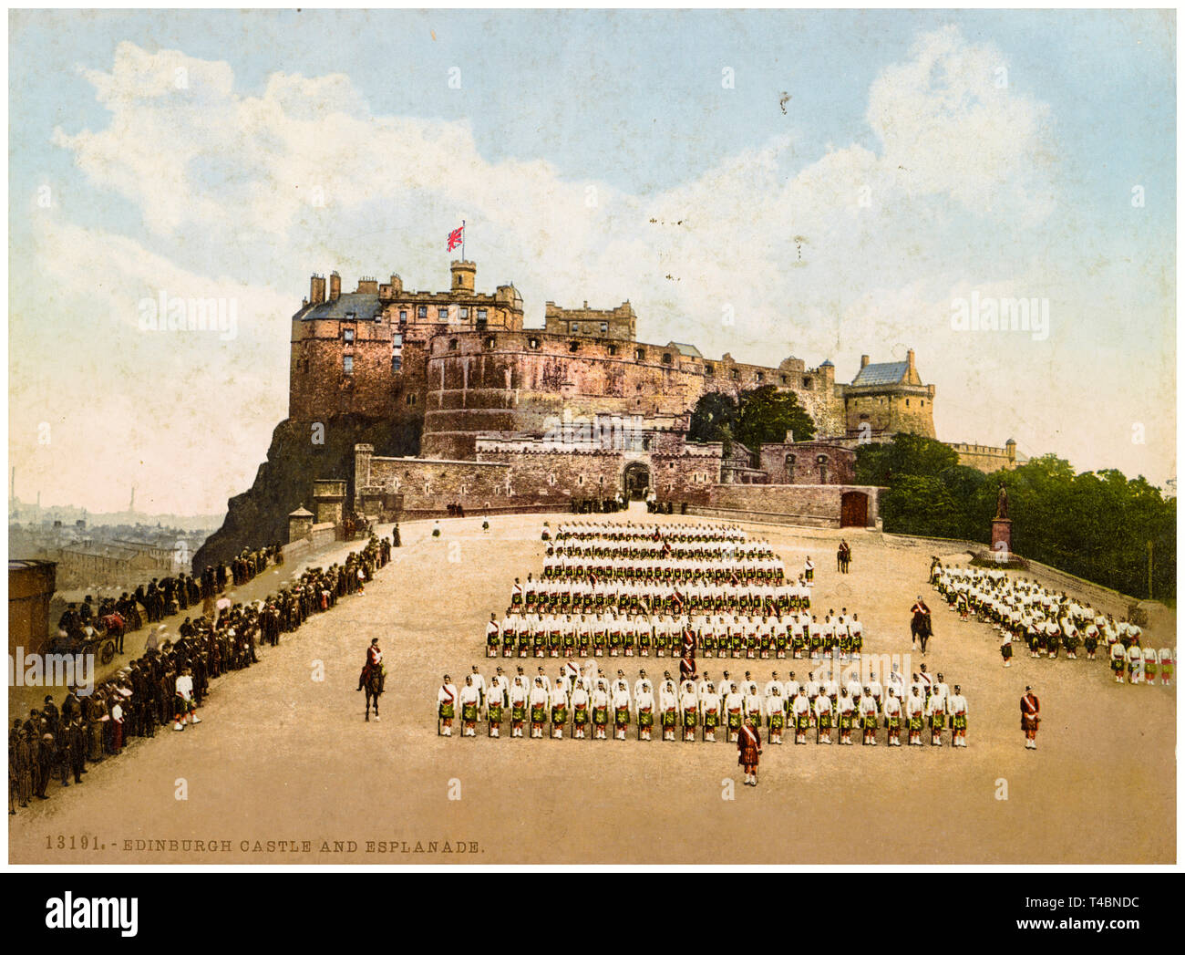 El Castillo de Edimburgo y Esplanade, Coloreado a mano vintage fotografía, c. 1890-1906 Foto de stock