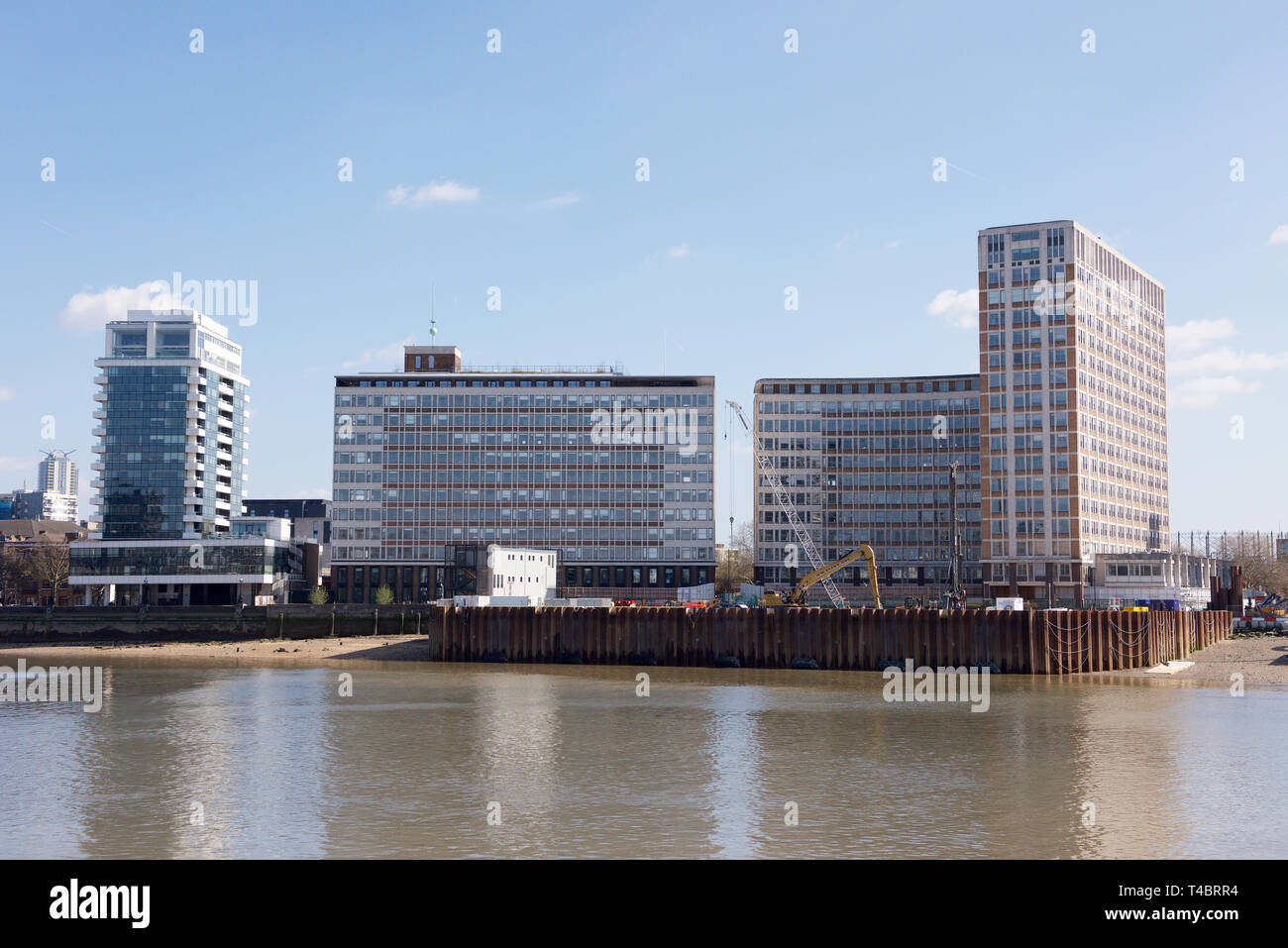 Edificio de oficinas por el Río Támesis en Londres, Inglaterra Foto de stock