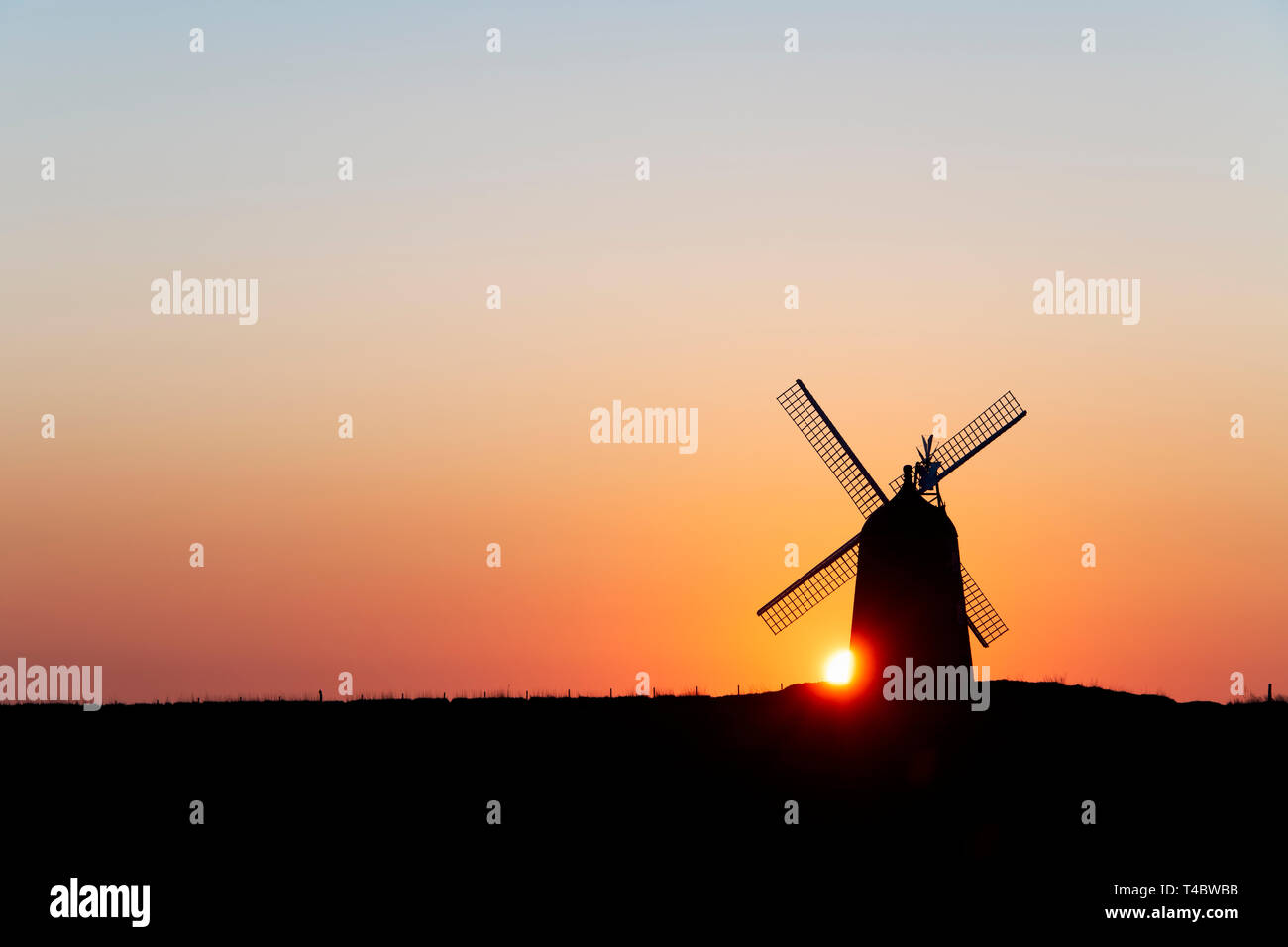 Milton Molino común. El molino de viento al amanecer, cerca de la aldea de gran Haseley, South Oxfordshire, Inglaterra Foto de stock