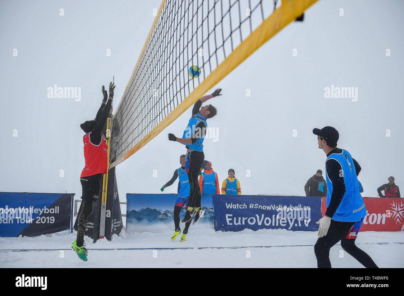 Torneo masculino visto entre Polonia team (L) y Rusia segundo equipo (R) durante el CEV Snow Volleyball European Tour 2019. Foto de stock