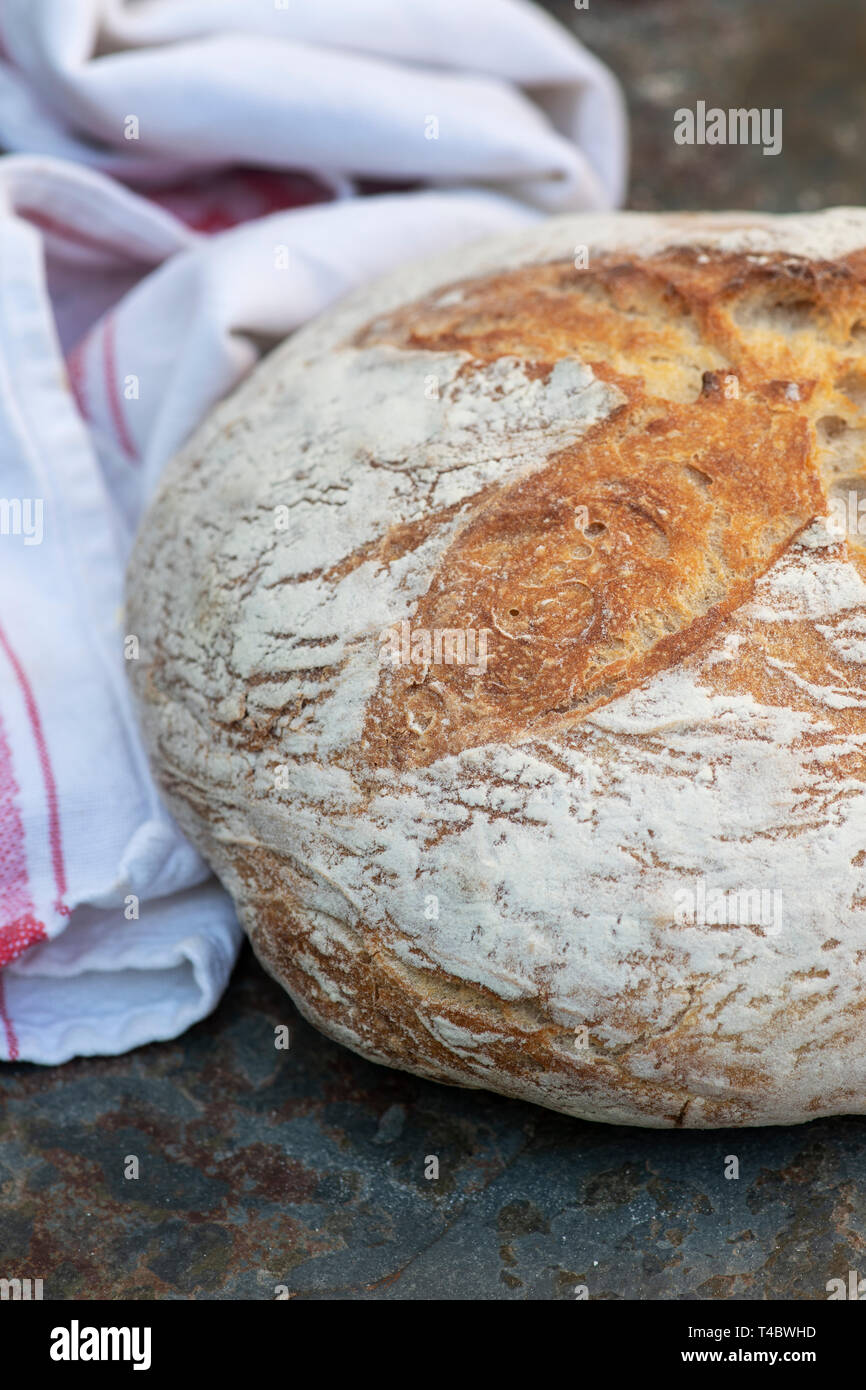 Pan de masa fermentada en pizarra blanca Foto de stock