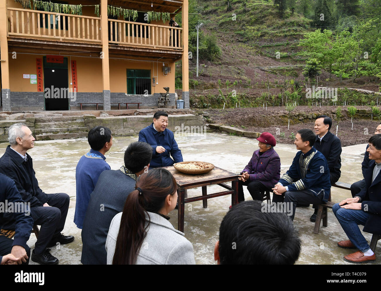 Chongqing, China. 15 abr, 2019. El Presidente chino Xi Jinping, también secretario general del Partido Comunista de China y presidente del Comité Central de la Comisión Militar Central, habla con los lugareños para aprender sobre el progreso de la reducción de la pobreza y en la solución de problemas, incluida la destacada reunión la necesidad básica de alimentos y ropa y garantizar la educación obligatoria, atención médica básica y la vivienda segura, en la aldea de Huaxi Shizhu Tujia Condado autónoma del sudoeste de China, Chongqing, 15 de abril de 2019. Crédito: Xinhua/Alamy Live News Foto de stock