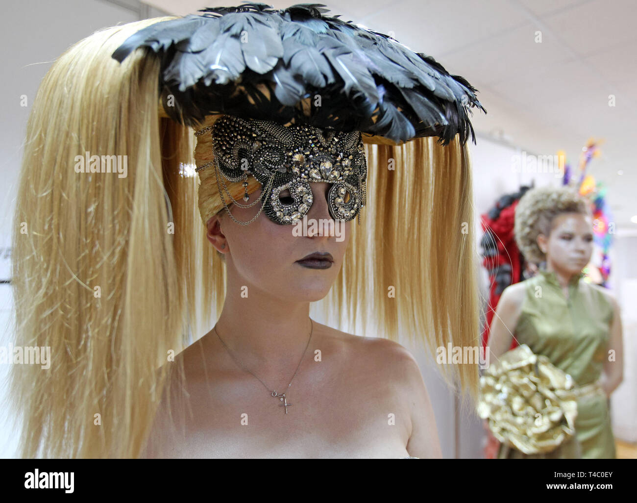 Kiev, Ucrania. 15 abr, 2019. Modelos llevando peinado creaciones plantean  durante el Festival Anual Internacional de la peluquería, Moda y Diseño  ''Crystal Angel'' en Kiev, Ucrania, el 15 de abril de 2019.