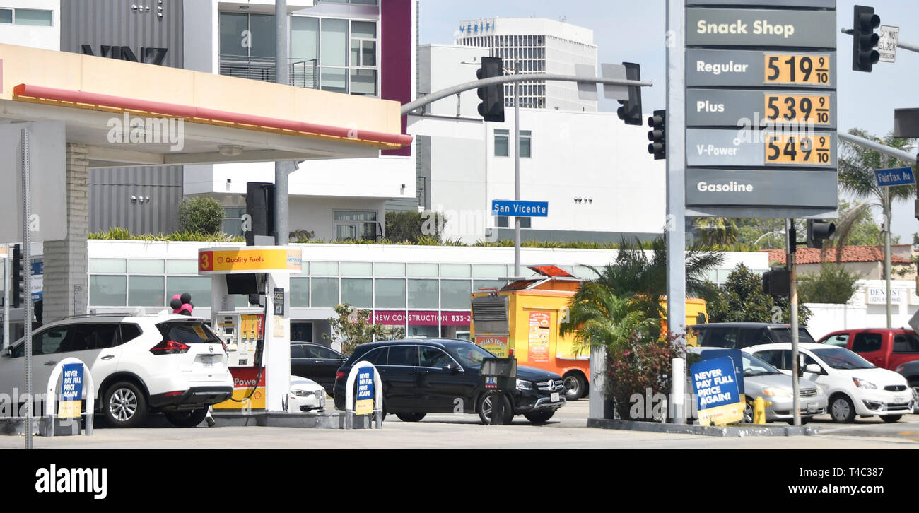 LOS ANGELES. Una estación de gasolina Shell en la intersección de Fairfax y San Vicente Av Beato es conocido por tener los más altos precios para el gas pasando la marca de 5,00 dólares por galón el lunes. Los precios del gas siguen aumentando en el sur de California, pasando de $4 el galón y llegando a su nivel más alto desde 2015.El precio ha aumentado constantemente durante al menos 35 días consecutivos, alcanzando los 69 centavos más de lo que era hace sólo un mes.El Auto Club dice que los recientes aumentos en el precio del gas se debe a una serie de cuestiones de la refinería que han reducido la oferta. Los Angele CA, 15 de abril de 2019. Foto por Gene Blevins/ZumaPress (crédito I Foto de stock