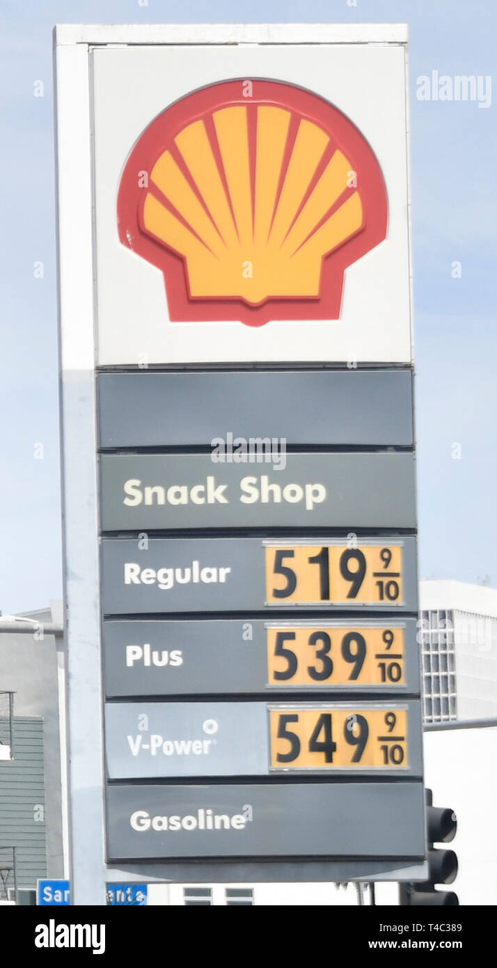 LOS ANGELES. Una estación de gasolina Shell en la intersección de Fairfax y San Vicente Av Beato es conocido por tener los más altos precios para el gas pasando la marca de 5,00 dólares por galón el lunes. Los precios del gas siguen aumentando en el sur de California, pasando de $4 el galón y llegando a su nivel más alto desde 2015.El precio ha aumentado constantemente durante al menos 35 días consecutivos, alcanzando los 69 centavos más de lo que era hace sólo un mes.El Auto Club dice que los recientes aumentos en el precio del gas se debe a una serie de cuestiones de la refinería que han reducido la oferta. Los Angele CA, 15 de abril de 2019. Foto por Gene Blevins/ZumaPress (crédito I Foto de stock