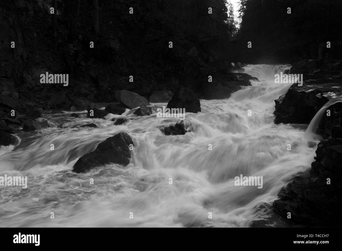 Río fluyendo en un Rocky River en el estado de Washington. Foto de stock