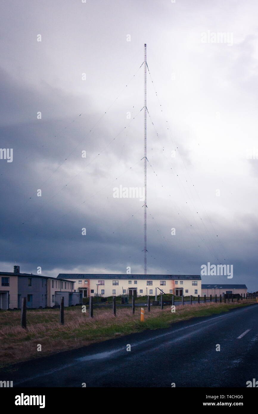 Paisaje gótico con torre de radio, casas, carreteras, el horizonte y las  nubes altas - Islandia Fotografía de stock - Alamy