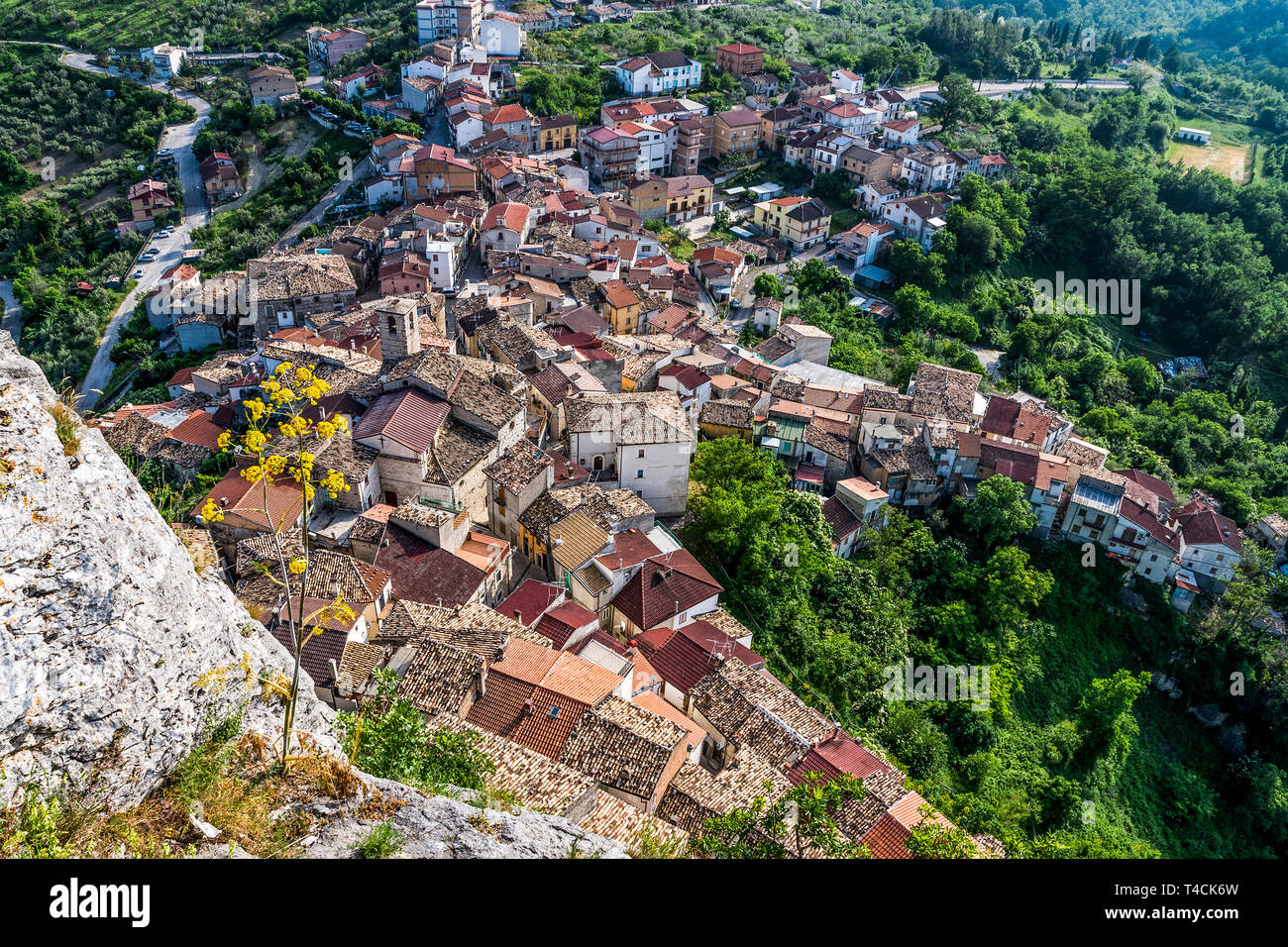 Veduta aerea del Borgo di Pennadomo en Abruzzo. Vista aérea de la pequeña aldea de Pennadomo en Abruzzo, Italia. Foto de stock