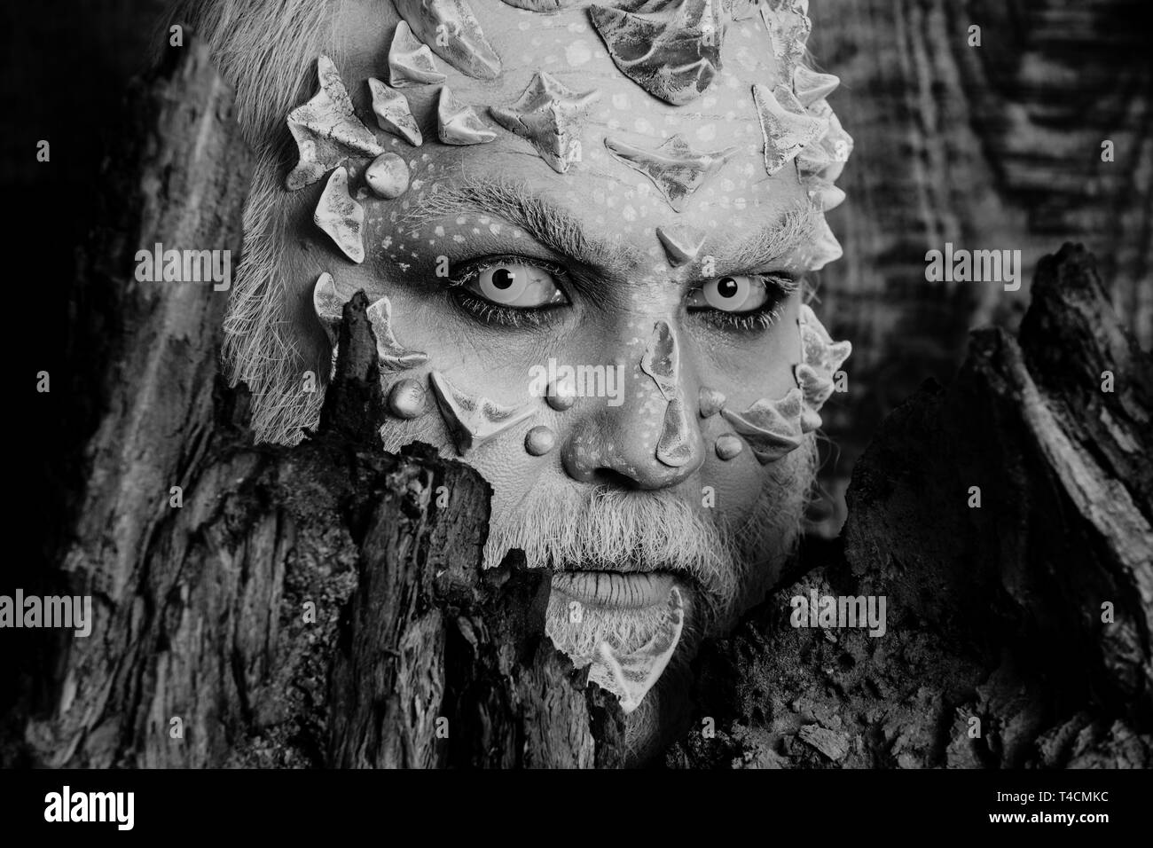 Juntar Abstracción Interpretativo Hombre monstruo con los ojos en blanco y espinas en la cara Fotografía de  stock - Alamy