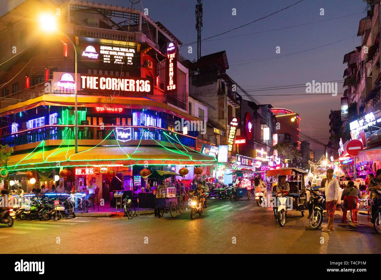 La vida en la calle, la vida nocturna, la esquina 136 Bar, Discoteca, Phnom Penh, Camboya Foto de stock