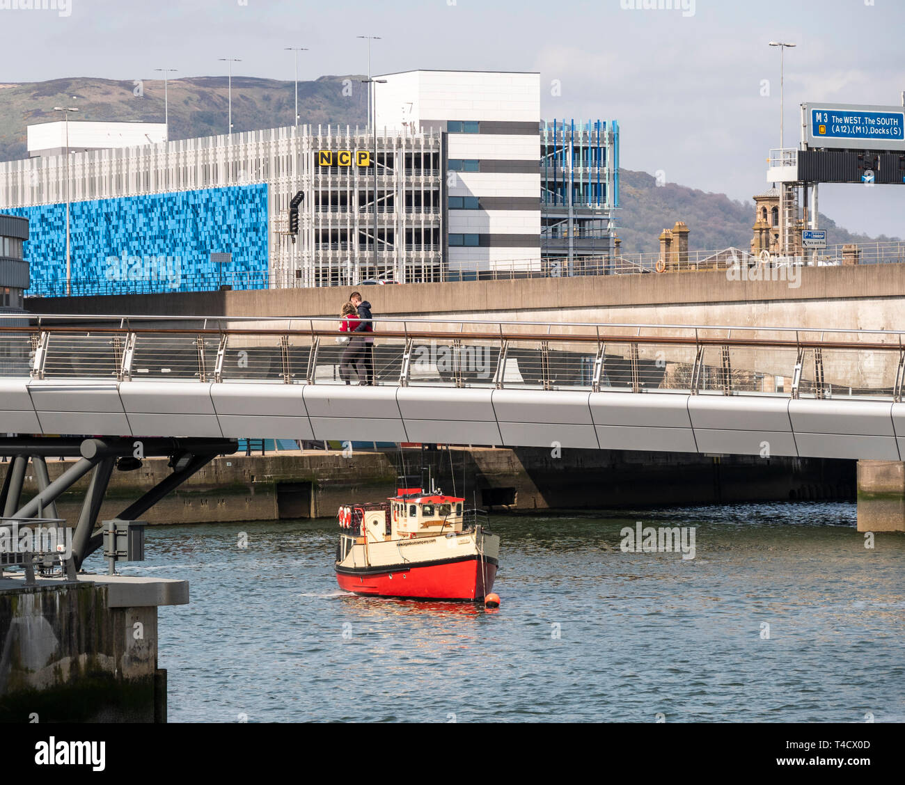 Pie de Lagan y ciclo Puente, con Belfast Titanic tours en barco, Mona Foto de stock