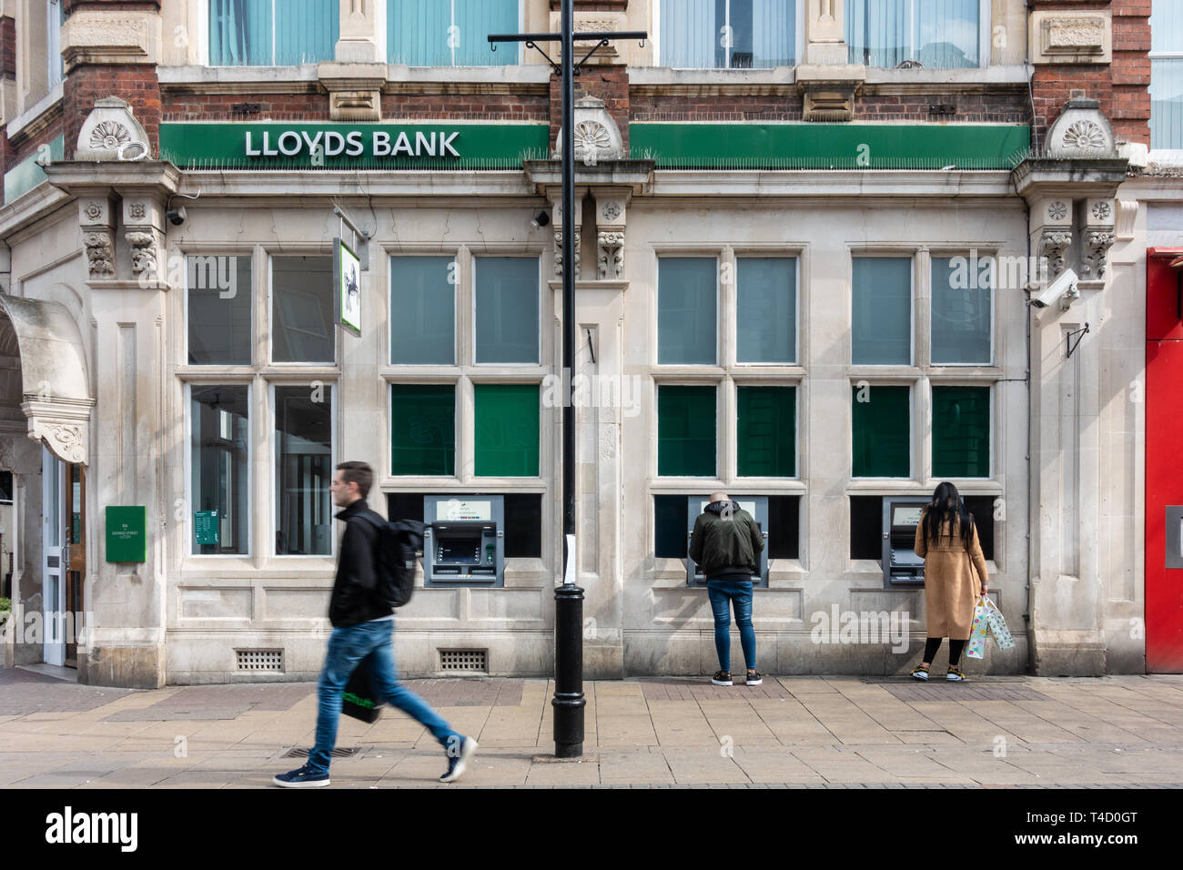 Una sucursal del Lloyds Bank en George Street en Luton, Bedfordshire, REINO UNIDO Foto de stock