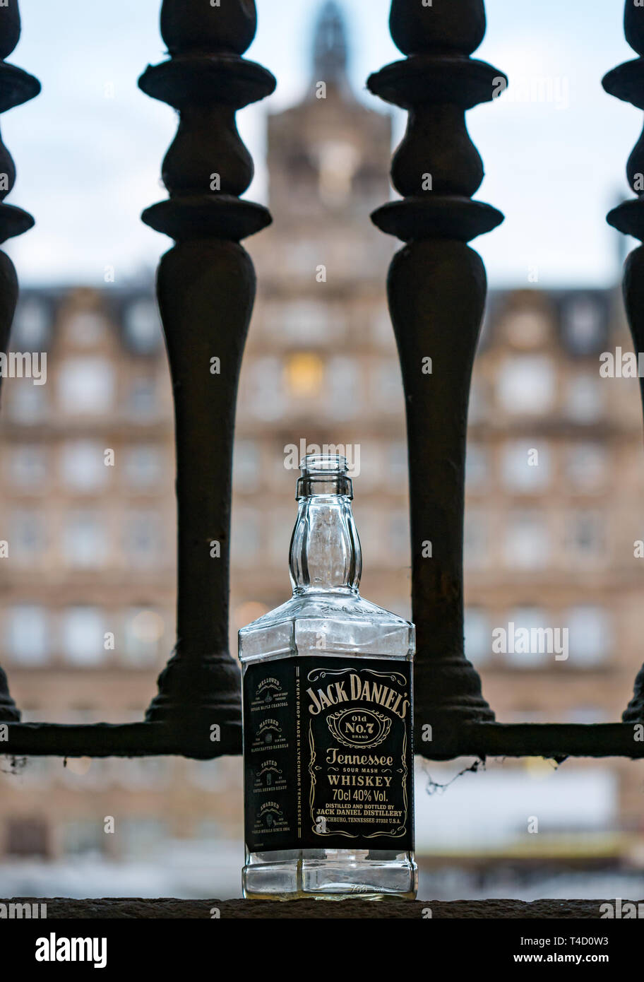 Abandonó la botella vacía de Jack Daniels Tennessee whiskey escocés de la repisa de la ventana Pasos con Balmoral Hotel en segundo plano, Edimburgo, Escocia, Reino Unido Foto de stock
