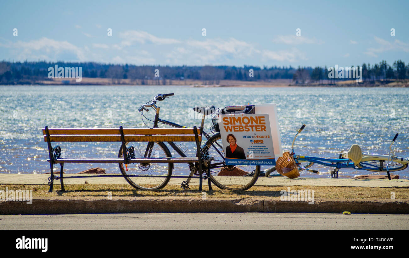 Una bicicleta en el ciclismo campaña de Simone Webster, NDP candidato por el Distrito 13 en el P.E.I. elección (el 23 de abril, 2019), en la costanera en Charlottetown Foto de stock