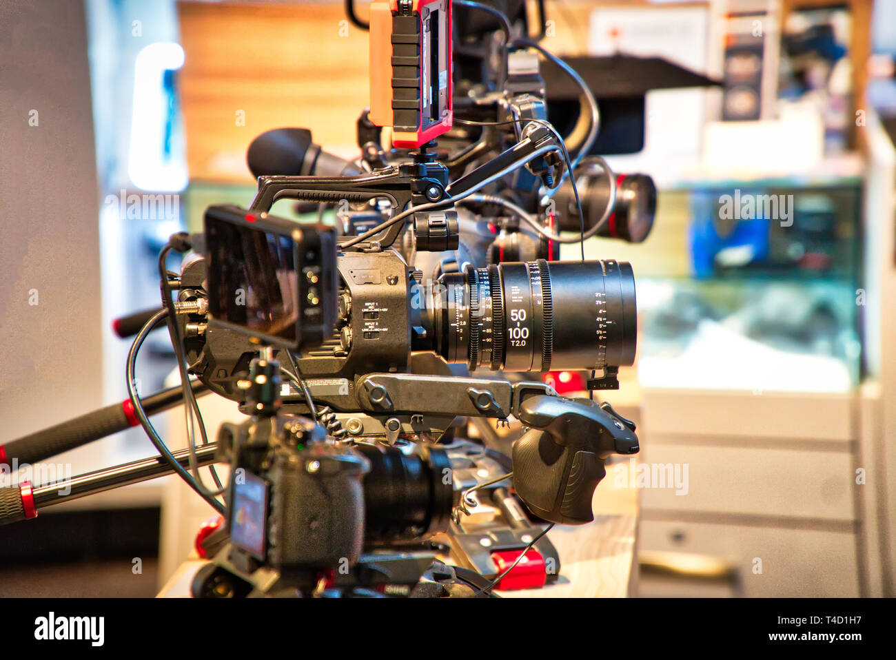 Las cámaras digitales de fotografía y vídeo y equipo en venta mostrar en  una tienda Fotografía de stock - Alamy