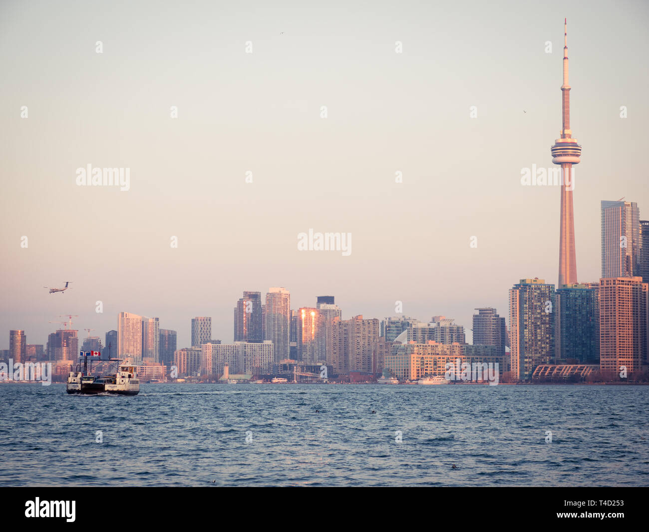 La Torre CN y el espectacular horizonte de Toronto, Ontario, Canadá, como puede verse en Ward's Island (Islas de Toronto) a través del Lago Ontario. Foto de stock