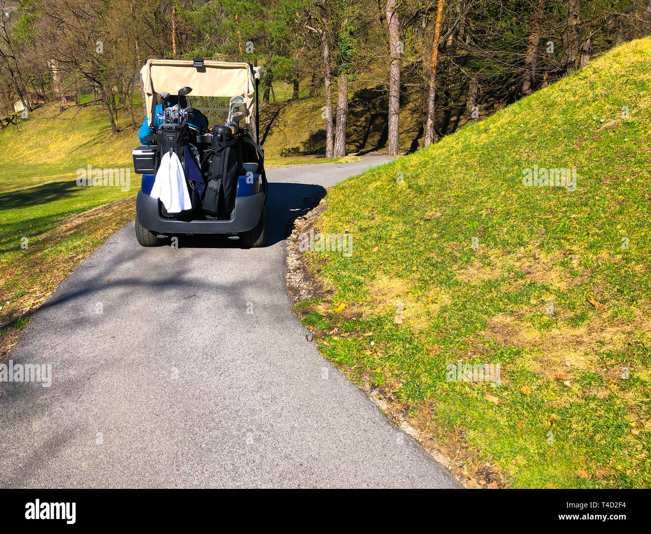 Carrito de golf en Campo de Golf en la calle en Italia. Foto de stock