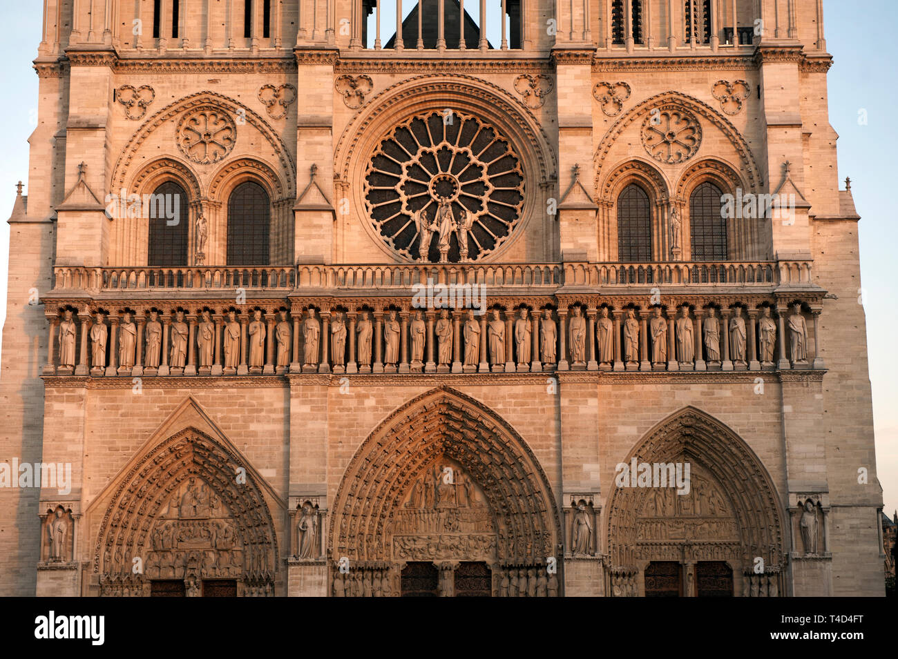 París, Francia. La Catedral de Notre Dame en la Île de la cité en el centro  de París. Septiembre 2011 Notre Dame, que significa "Nuestra Señora de  París"), a menudo denominado simplemente