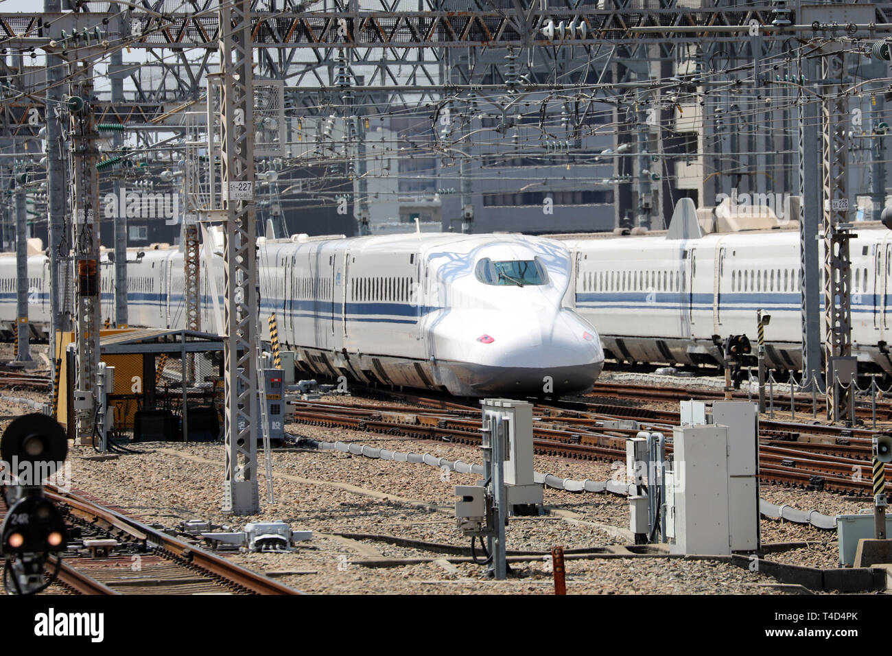 Tren de alta velocidad Shinkansen en la estación de Shin-Osaka, Osaka, Japón Foto de stock