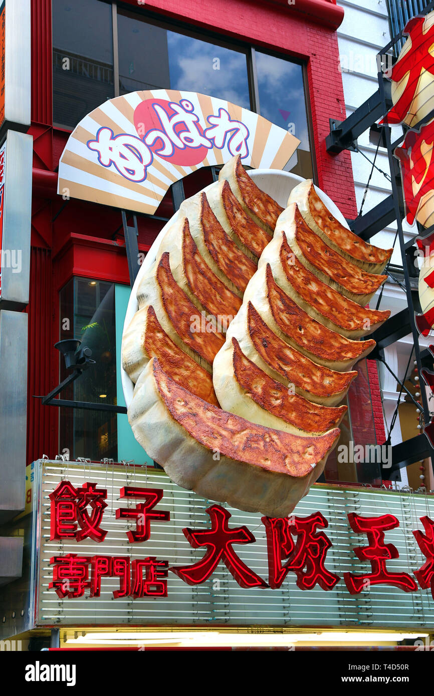 Osaka Ohsho restaurante con dumplings gyoza gigante firmar en Dotonbori, Osaka, Japón Foto de stock