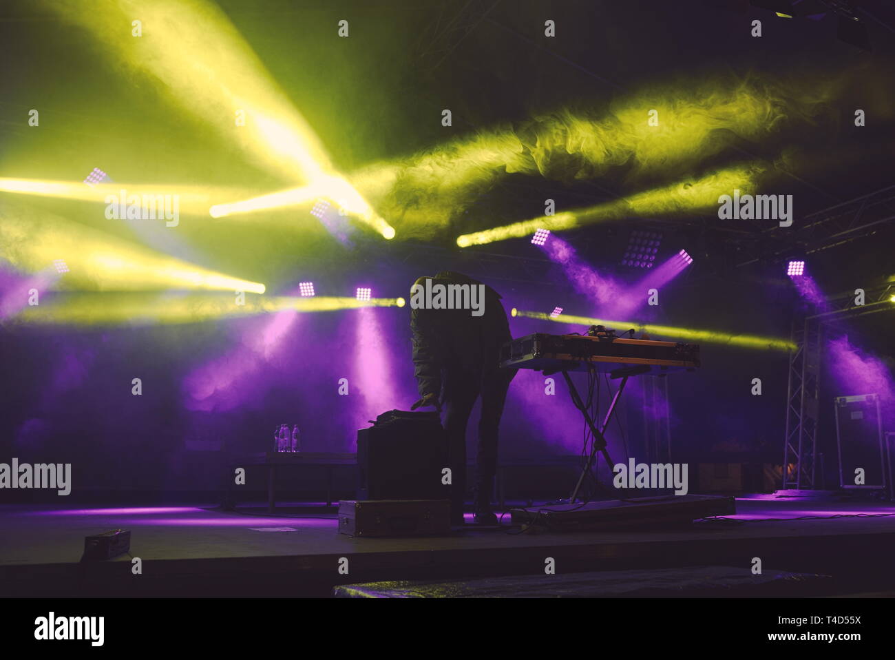 DJ en la cancha de estadio lleno de humo Foto de stock