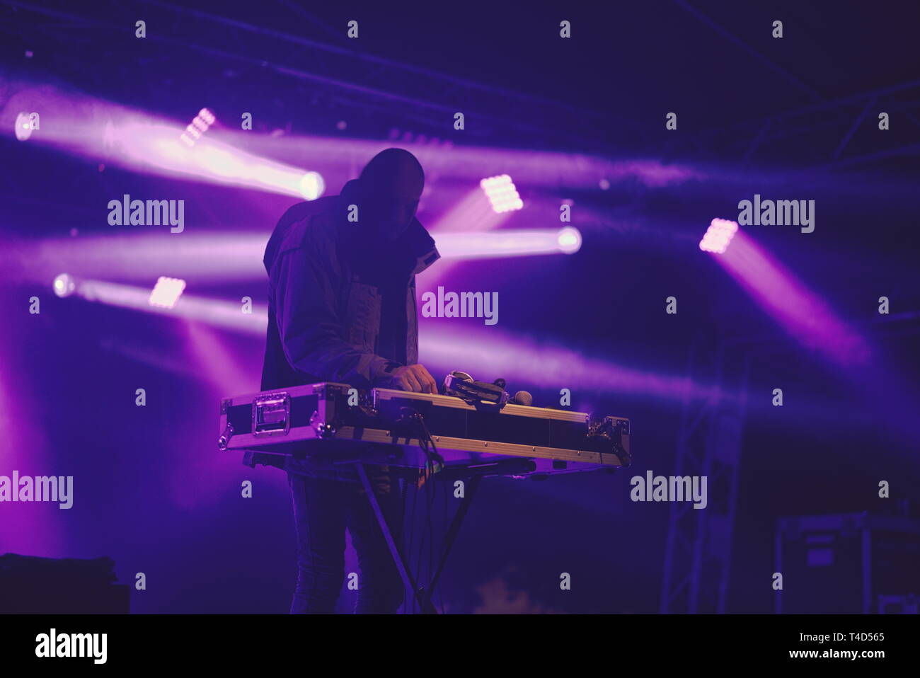 DJ en la cancha de estadio lleno de humo Foto de stock