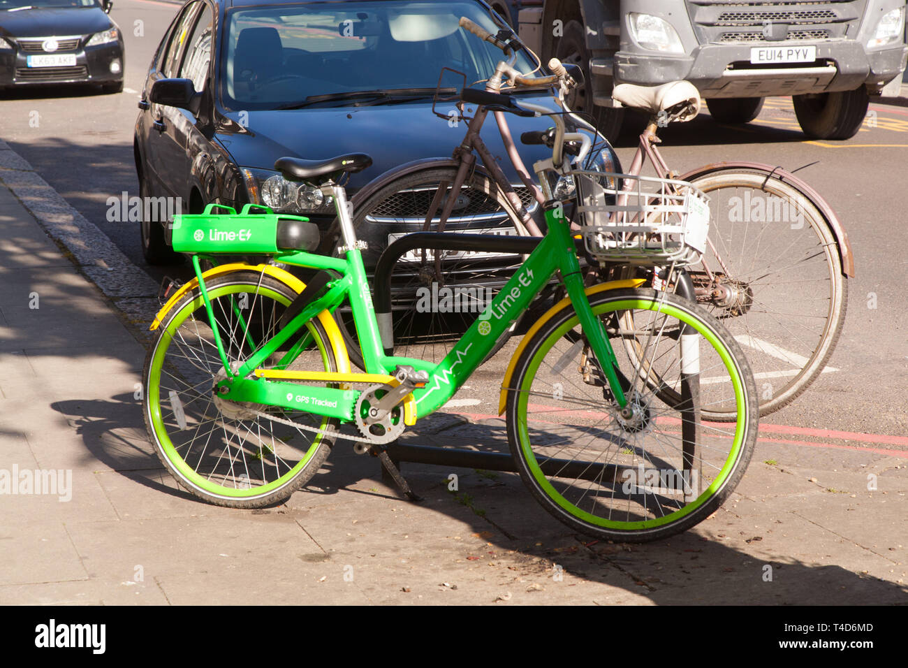 Lime bicicleta eléctrica ebike dockless un régimen de alquiler,Kings Cross, Londres, Inglaterra, Reino Unido. Foto de stock