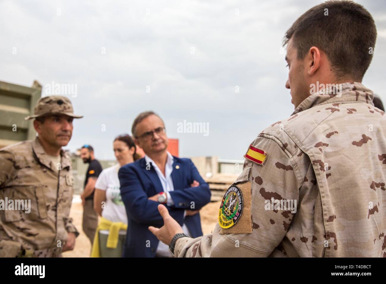 https://c8.alamy.com/compes/t4dbct/un-soldado-espanol-explica-su-papel-en-la-mision-de-entrenamiento-de-general-espanol-carlos-prada-larrea-el-oficial-a-cargo-de-la-mision-de-entrenamiento-en-la-compleja-gama-de-besmaya-iraq-23-de-marzo-de-2019-esto-tuvo-lugar-durante-una-visita-de-la-fundacion-madird-real-los-soldados-espanoles-en-besmaya-forman-parte-de-la-formacion-de-la-coalicion-que-ayuda-a-preparar-fuerzas-capaces-cada-vez-mas-a-la-vanguardia-en-la-consecucion-de-la-derrota-de-daesh-duradera-t4dbct.jpg