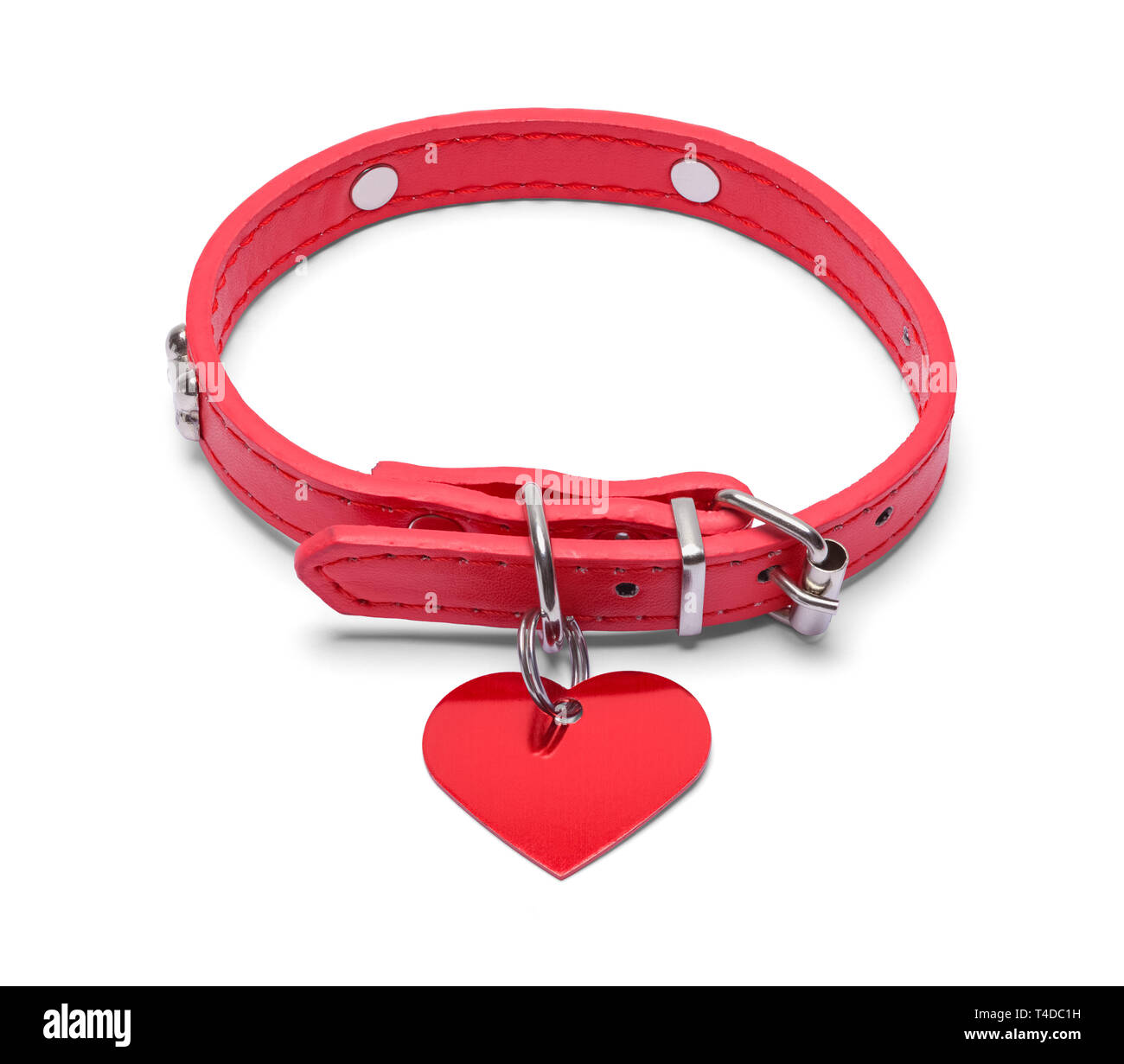 Collar de cuero rojo con la etiqueta de corazón aislado sobre fondo blanco. Foto de stock
