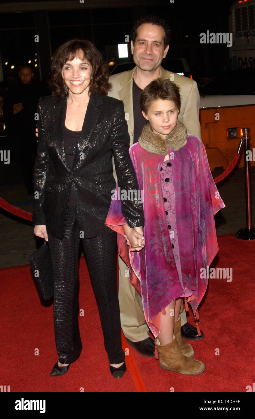LOS ANGELES, CA. Febrero 11, 2004 el actor Tony Shalhoub y esposa la