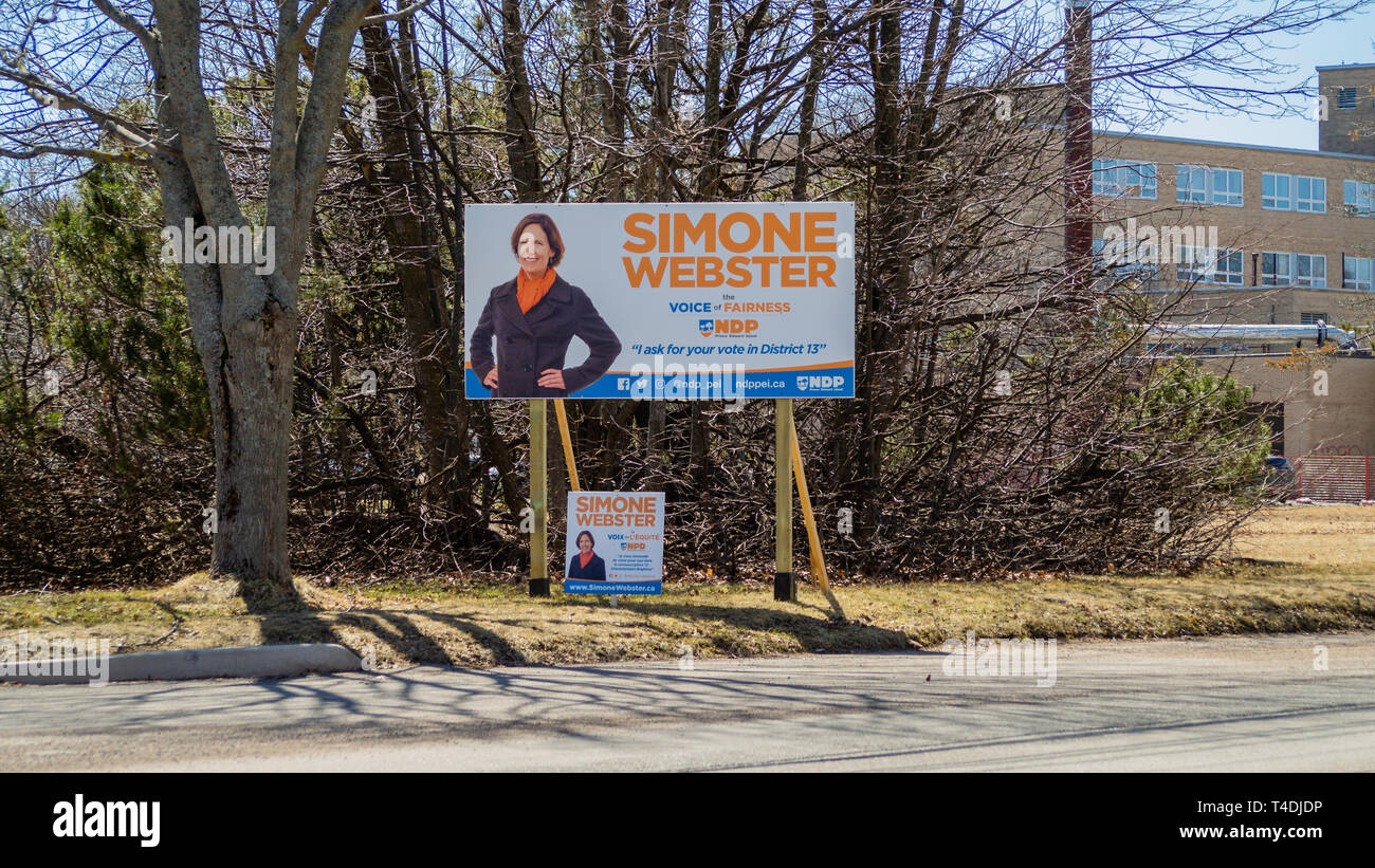 Los carteles de Simone Webster, NDP candidato por el Distrito 13 en el P.E.I. elección de 2019 en Charlottetown Foto de stock