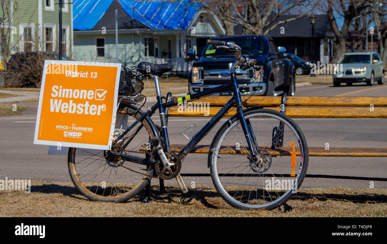 Campaña de ciclismo de Simone Webster, NDP candidato por el Distrito 13 en Charlottetown en el P.E.I. elección (el 23 de abril de 2019) Foto de stock