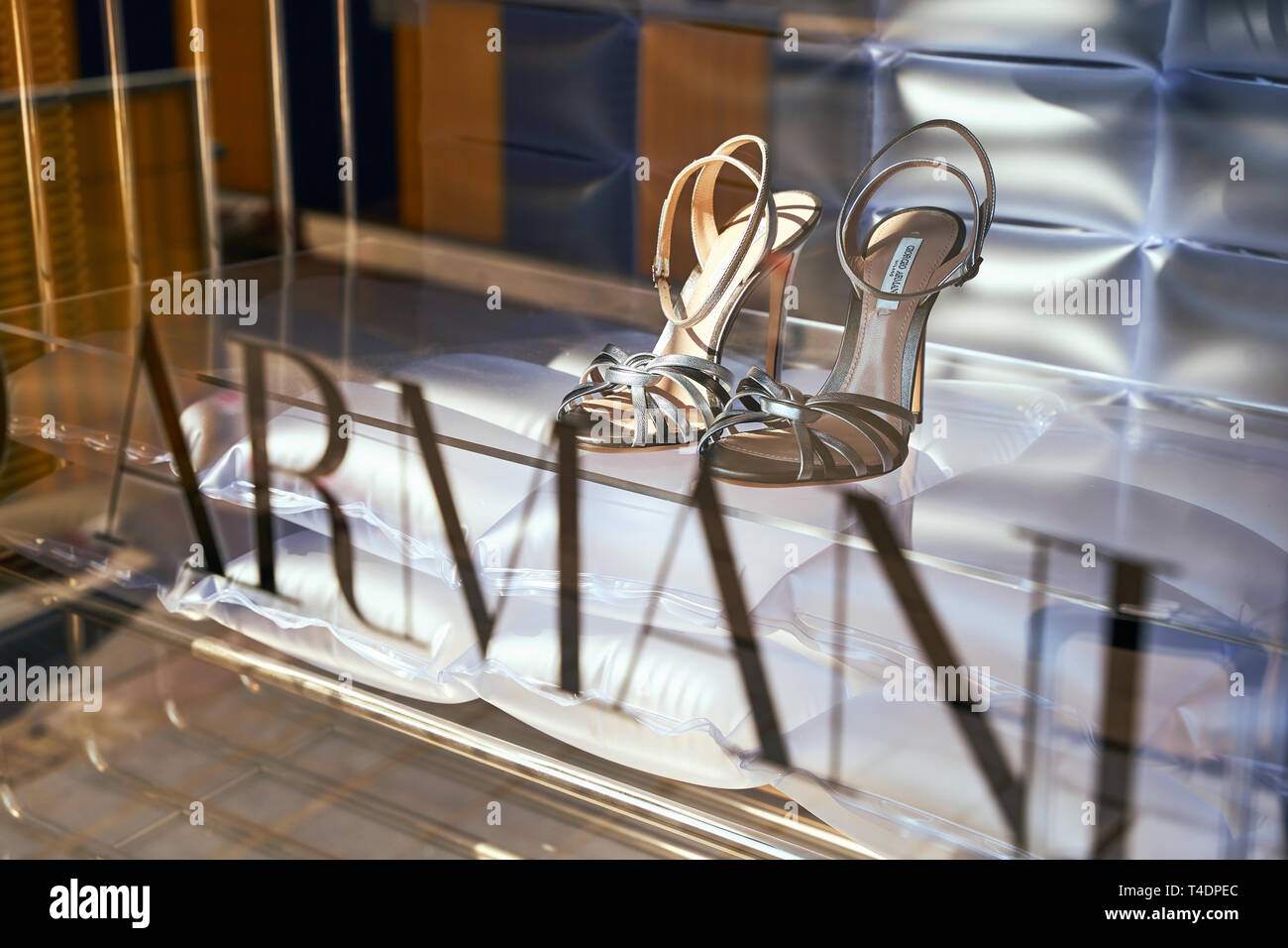 ensayo Empleado Herméticamente Giorgio Armani mujer tienda de zapatos de lujo mostrar Fotografía de stock  - Alamy