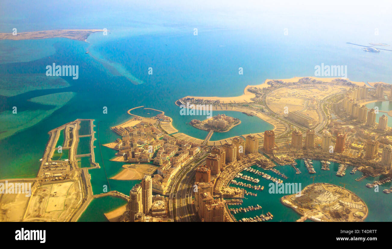 Vista aérea de la Pearl-Qatar, la moderna y lujosa isla artificial en el Golfo Pérsico, Doha, Qatar, en Oriente Medio. Venecia en Qanat Quartier Marsa Foto de stock