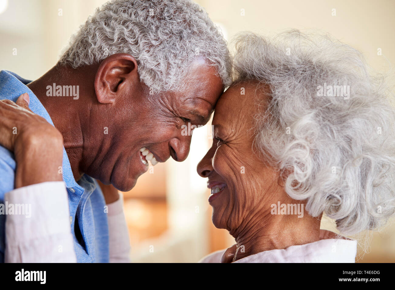 Perfil Shot amorosa pareja Senior Cabeza a Cabeza en casa juntos Foto de stock