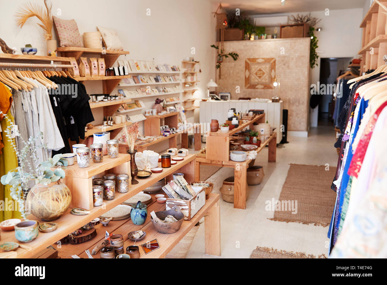 Interior de Don independiente y tienda de moda sin clientes Foto de stock