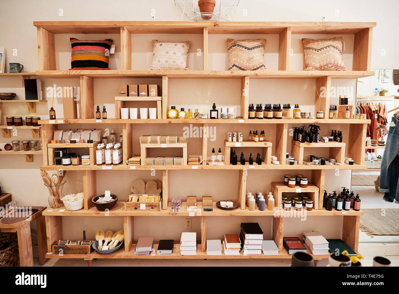 Visualización de los cosméticos en la tienda independiente sin clientes Foto de stock