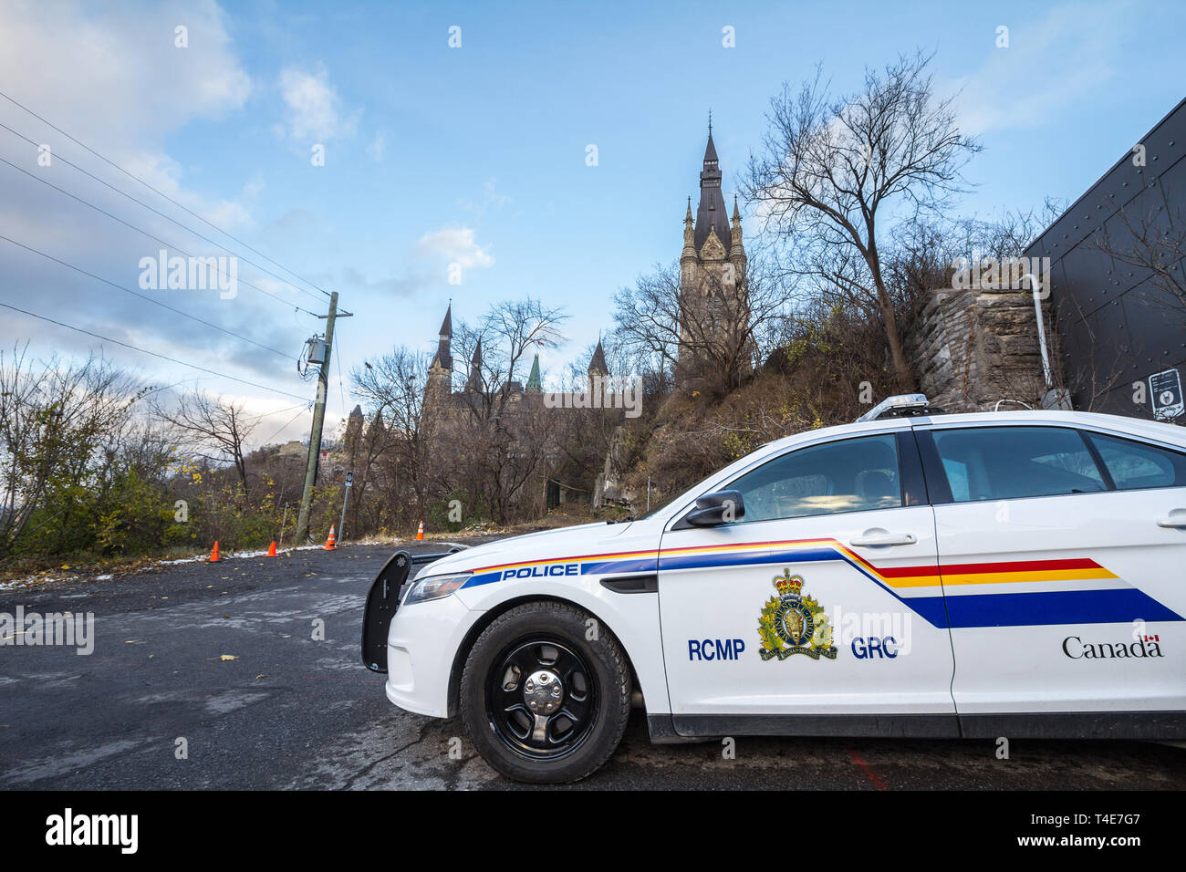 MONTREAL, Canadá - 10 de noviembre de 2018: coche de policía GRC RCMP parado en frente del edificio del parlamento canadiense. La Real Policía Montada del Canadá es Foto de stock