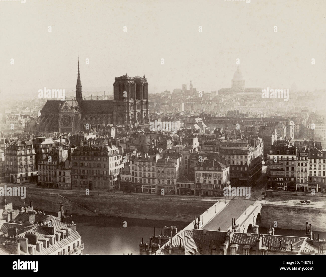 Panorama de París tomada desde el paseo San Jacques con la catedral de Notre Dame, circa 1865 Foto de stock