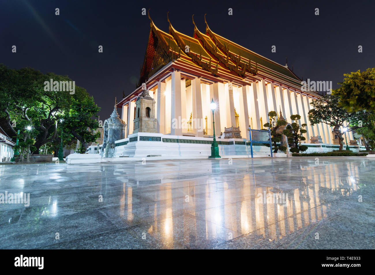 Wat Suthat Thepwararam durante la noche, la reflexión en el suelo baldosas de mármol. La larga exposición. Foto de stock