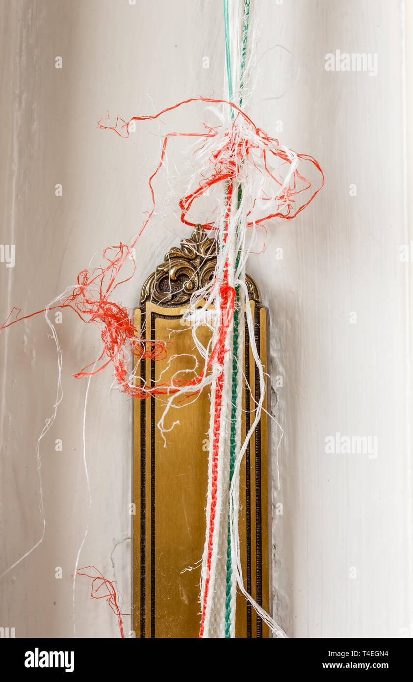 Una cuerda de una persiana enrollable deshilachada debido al consumo  Fotografía de stock - Alamy