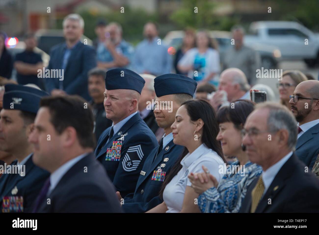 CMSgt Edward H. Edgar y CMSgt Scott N. Ranson escuchar comentarios de apertura en el homenaje a la libertad escultura gran apertura, Marzo 27, 2019, en la esquina de la autopista US 90 y Military Drive. El evento marcó la culminación de la fase uno del proyecto Gateway Corredor Lackland. Diseñado por George Schroeder, la escultura de arte pieza incluye cinco formas que representan las cinco ramas de las Fuerzas Armadas de EE.UU., con un obelisco central modelada después del Monumento a Washington. Foto de stock