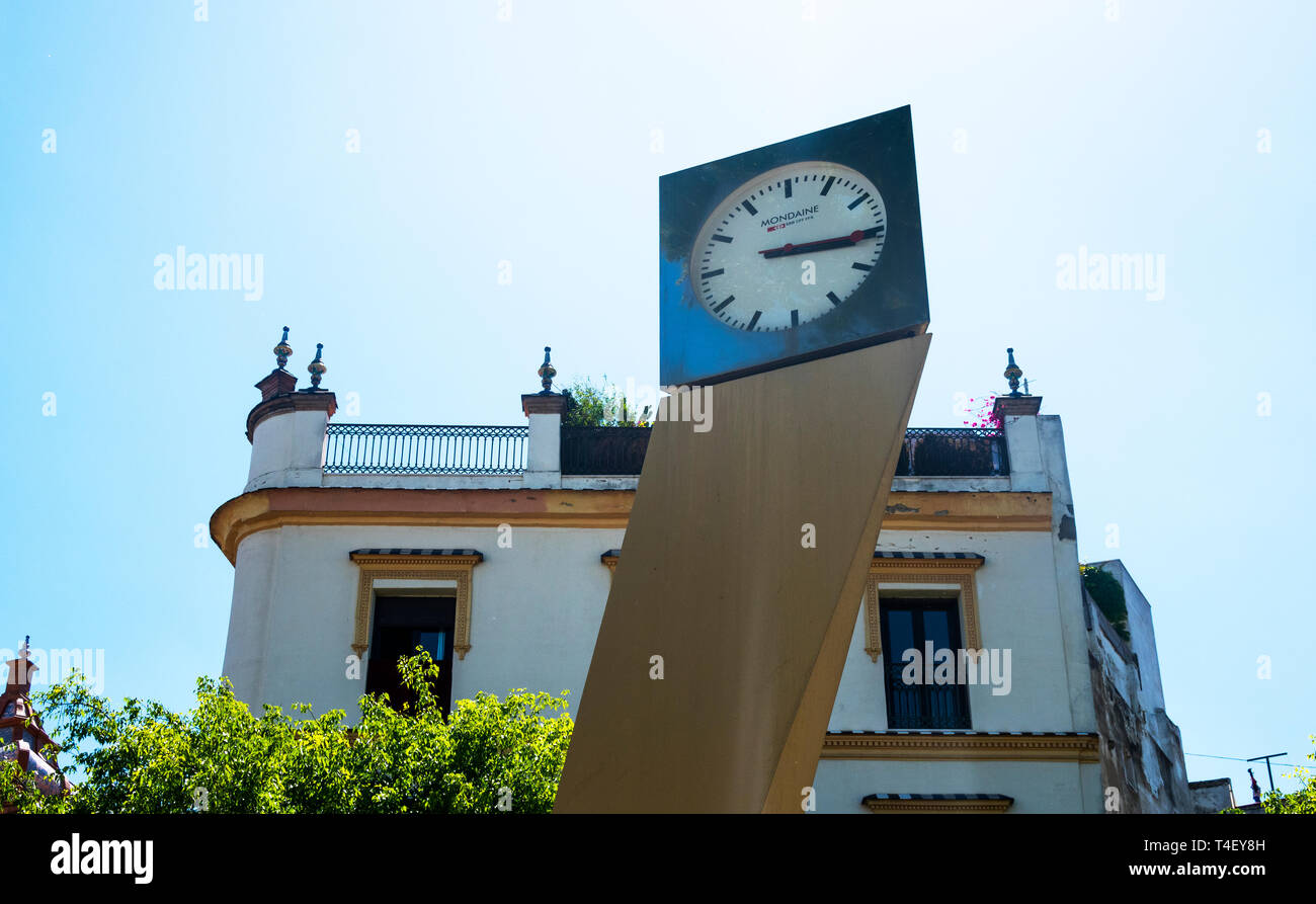 El reloj en el extremo sur de la Alameda de Hércules muestra la hora de la siesta en un día caluroso en Sevilla, España. Foto de stock