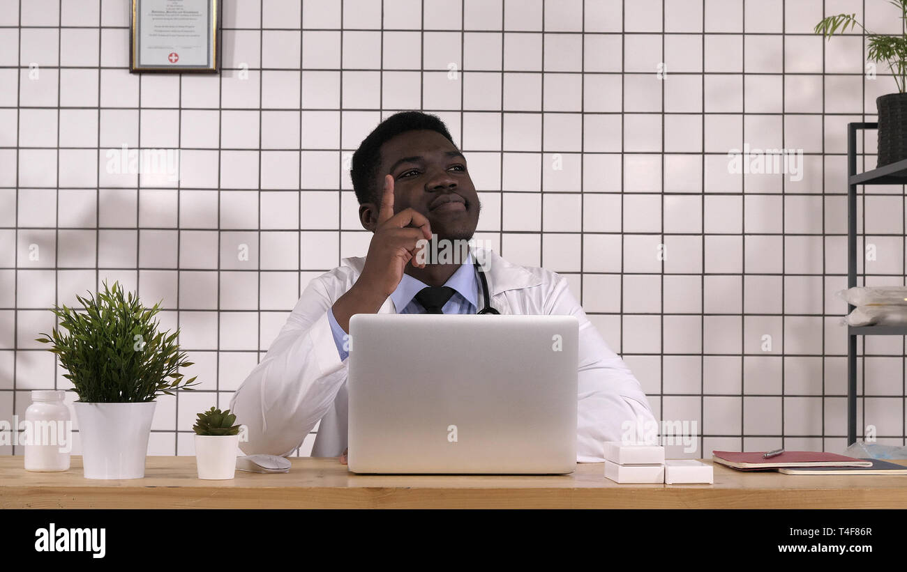 Hombre africano doctor dedo hasta tener una idea. Foto de stock