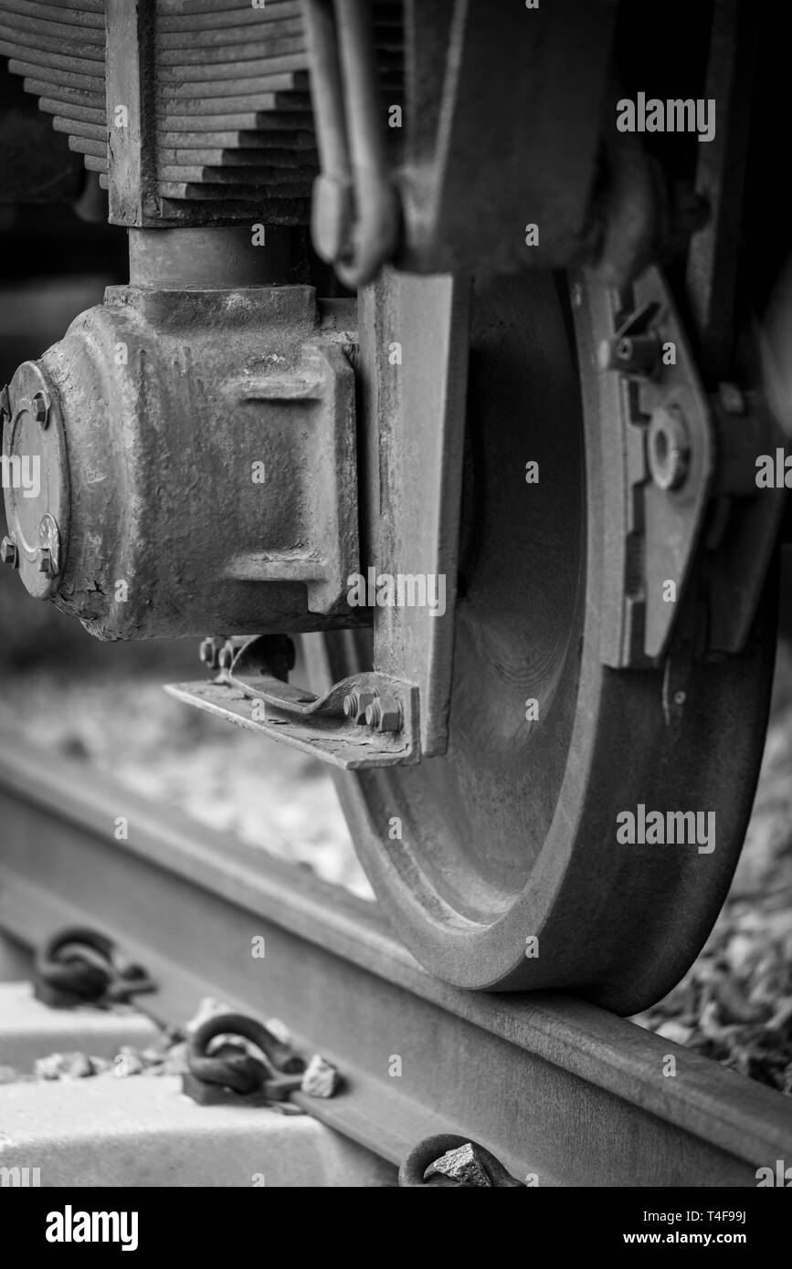 Cerca de una vieja y oxidada rueda de tren Foto de stock