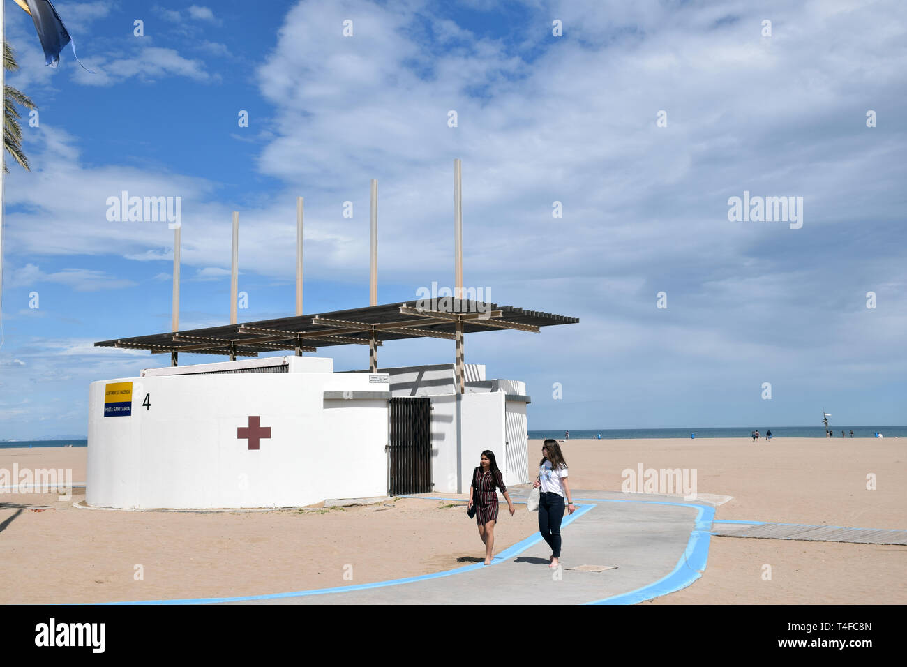 Puesto de primeros auxilios, Cabanyal playa, Valencia, España, abril de 2019 Foto de stock