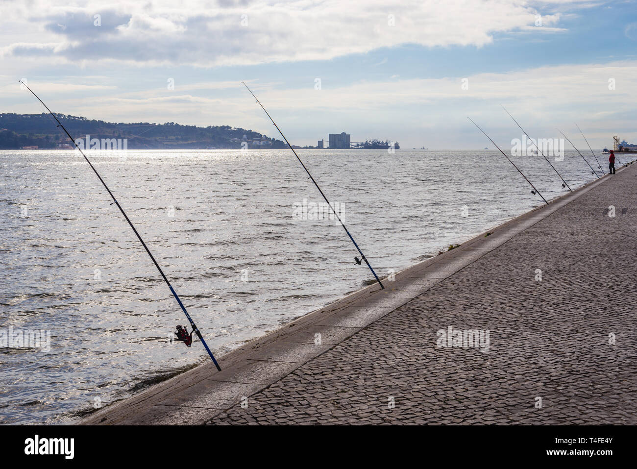 Close-up Vista Da Vara De Pesca Com Fiação. Fotos, retratos, imágenes y  fotografía de archivo libres de derecho. Image 90709921