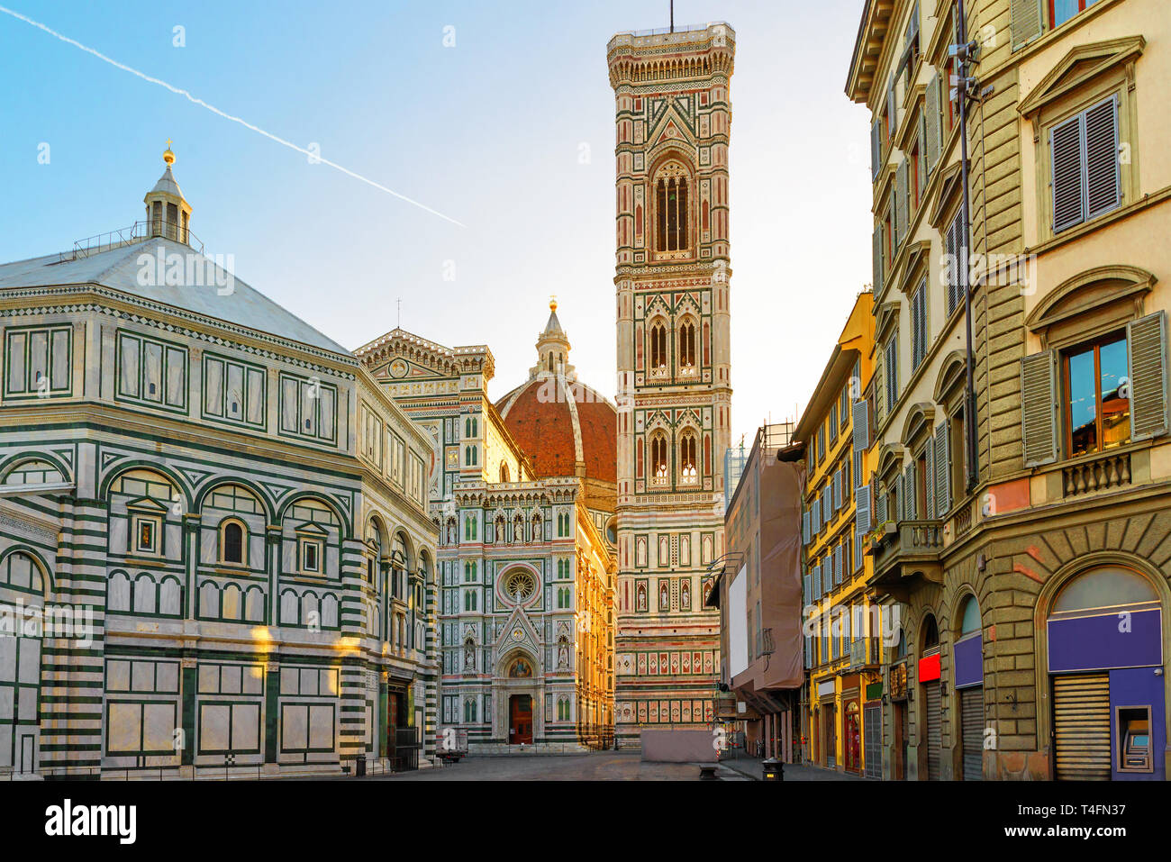 La Piazza del Duomo y la catedral de Santa Maria del Fiore en Florencia, Italia, en el Sunrise Foto de stock